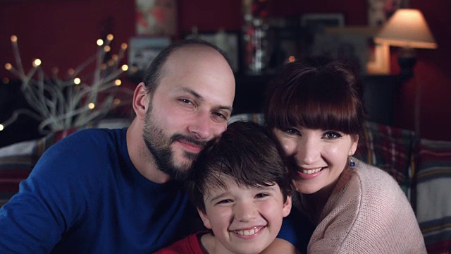 4k幸福家庭一起微笑的真实镜头视频下载