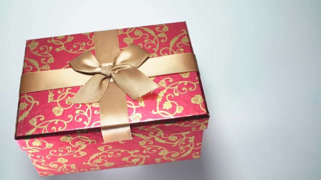 白色背景上的红色礼品盒。FullHD视频下载