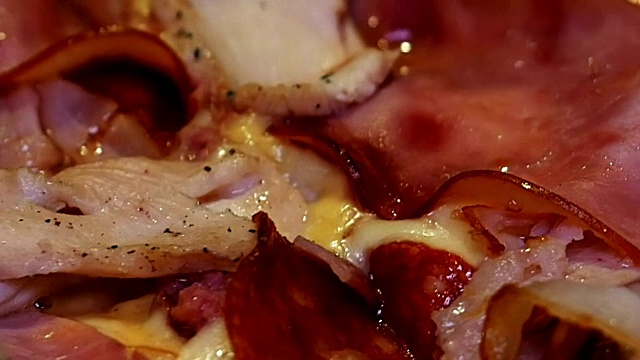 有肉，培根，意大利辣香肠，奶酪的意大利披萨视频素材