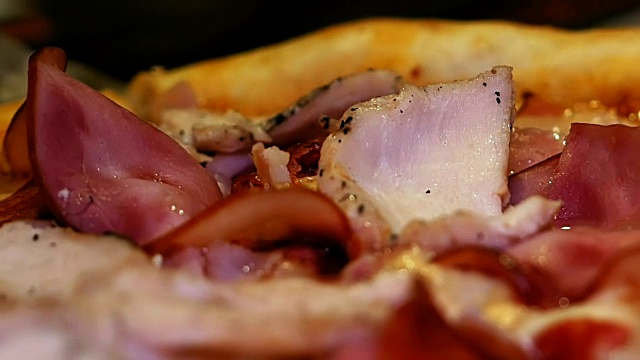 有肉，培根，意大利辣香肠，奶酪的意大利披萨视频素材