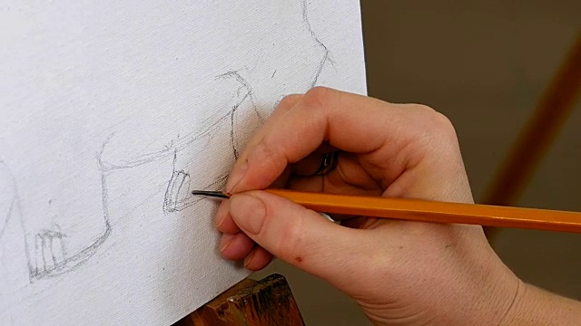 女艺术家在画室里画铅笔画视频下载