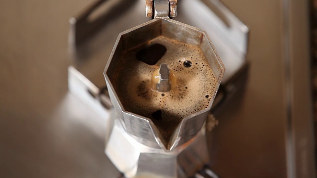 咖啡从意大利Moka咖啡机出来视频下载