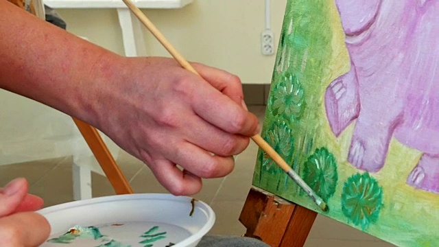 艺术家在画室里画艺术作品视频下载