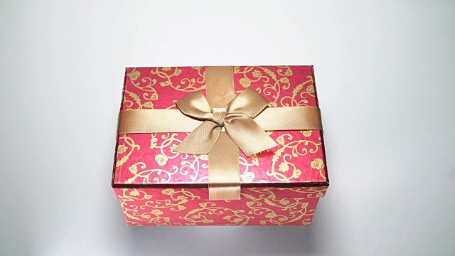白色背景上的红色礼品盒。FullHD视频下载
