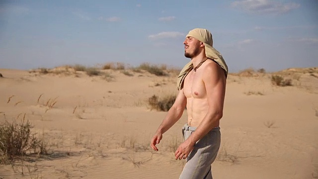 一个人走过沙漠视频下载