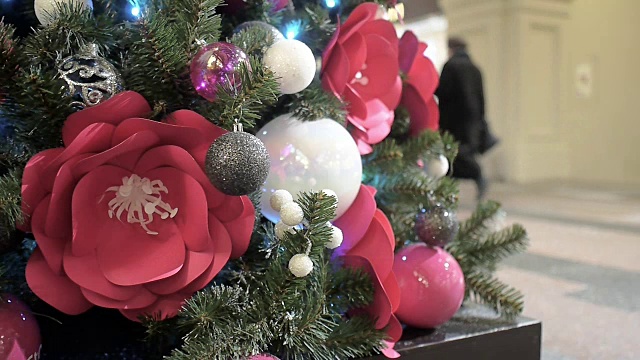 购物中心用鲜花装饰新年和圣诞树视频下载