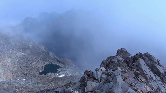 浓雾笼罩着山峰视频下载
