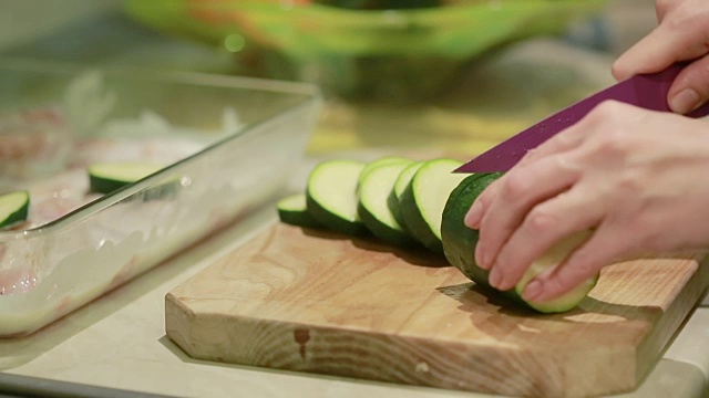 用刀把蔬菜切好，用来煎炸视频下载