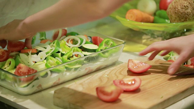 用刀把蔬菜切好，用来煎炸视频下载