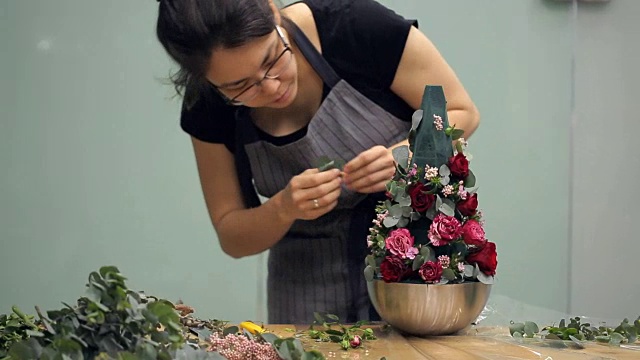 花店工作与花卉组成说明技术在桌子里面视频下载