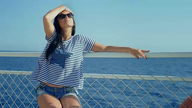 漂亮的年轻女子在岛屿之间乘船旅行期间摆姿势。视频素材