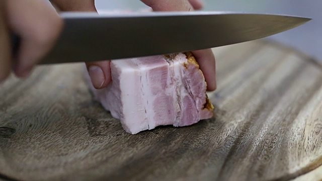 厨师在木板上切火腿视频下载