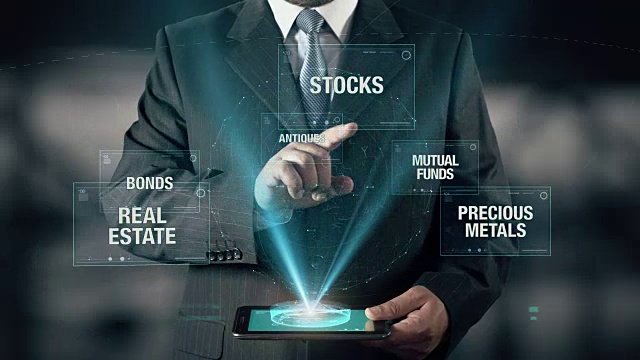 商人与投资概念选择共同基金从债券、房地产、古董、金属、股票使用数字平板电脑视频素材