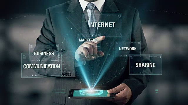 具有社交媒体概念的商人从使用数字平板电脑的通信商业营销互联网共享选择了网络视频素材