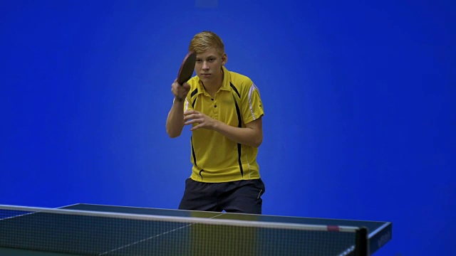 一个年轻人在打乒乓球视频下载