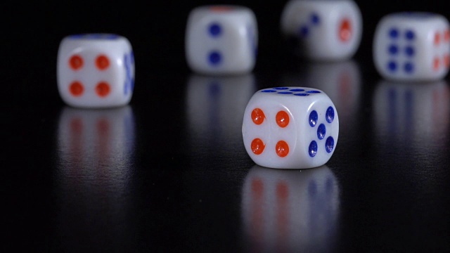 掷骰子在黑色的桌子上视频素材