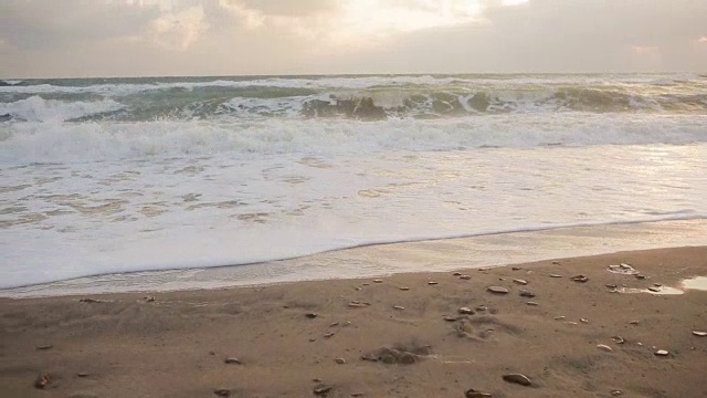 海岸上暴风雨时的大浪视频下载