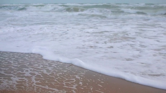 海岸上暴风雨时的大浪视频下载