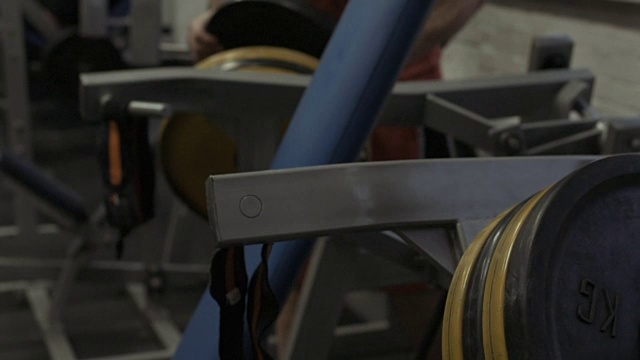 在健身房锻炼的肌肉男，在健身房举重的男人。视频素材