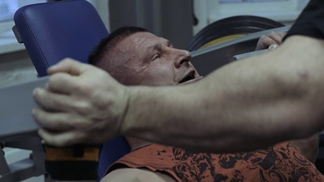 在健身房锻炼的肌肉男，在健身房举重的男人。视频素材