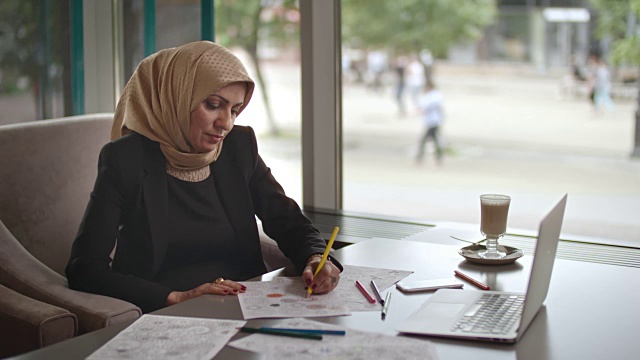 中东女商人专注于涂色页面视频下载