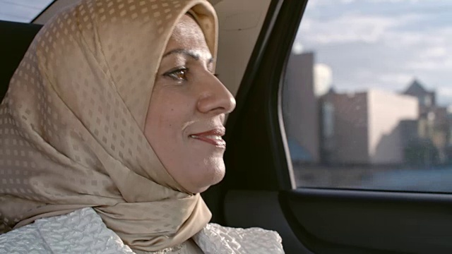 坐在汽车后座思考的阿拉伯女人视频下载