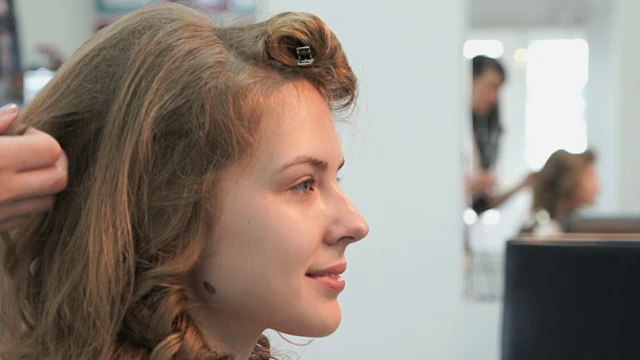 专业理发师为模特做发型视频下载