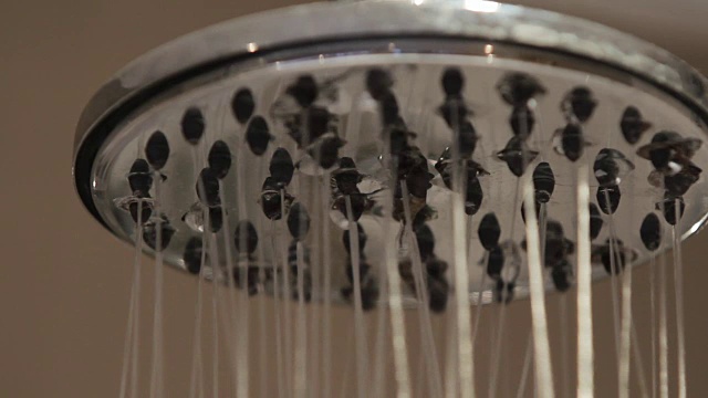 水从铬金属淋浴喷头里喷出来视频下载
