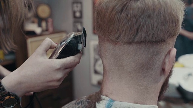 一名女理发师在理发店里用剪子给顾客理发视频下载