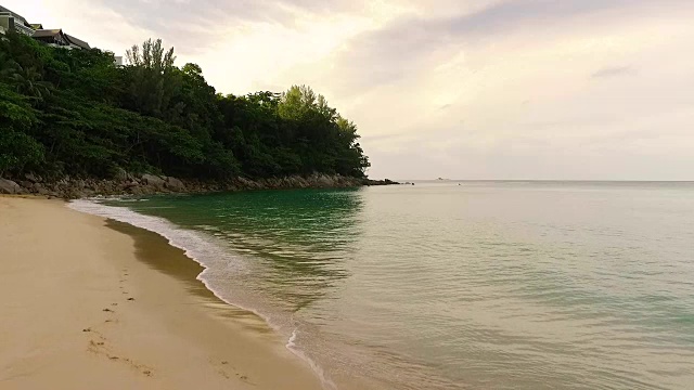 孤独的女孩穿着裙子在海滩上散步。视频素材