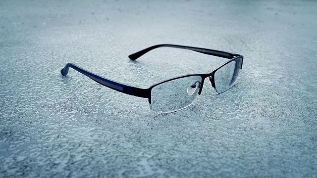 意外——眼镜掉在地上，被踩到了视频下载