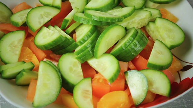 新鲜的西红柿绿黄瓜沙拉视频素材
