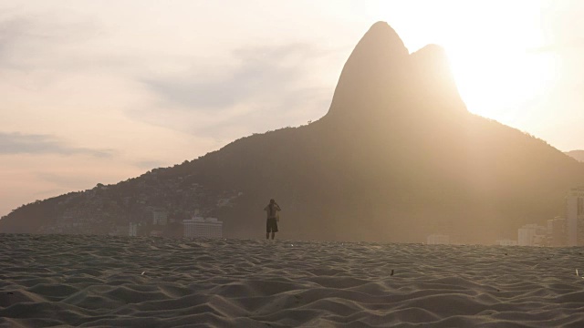 里约热内卢日落时分的伊帕内玛海滩视频下载