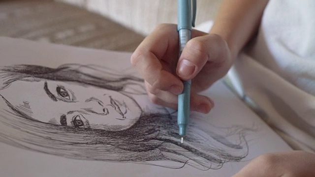 一个年轻女子在咖啡馆里画肖像，近距离看视频下载