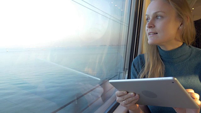女性乘火车旅行，使用平板电脑视频素材