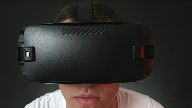 戴VR头戴体验虚拟现实的年轻人视频素材