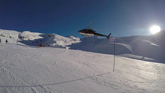 空中救护车执行山区救援任务视频素材