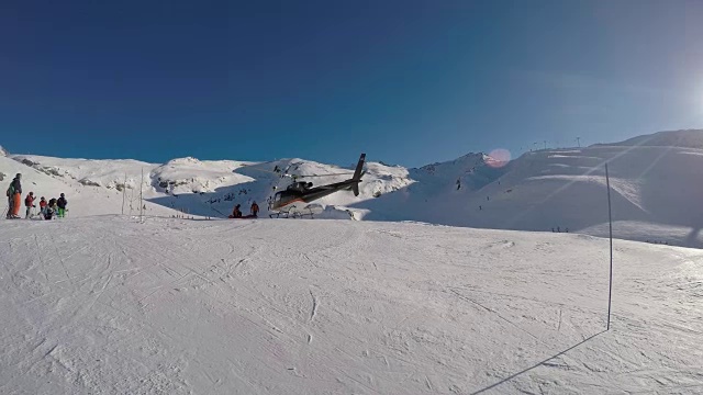 空中救护车执行山区救援任务视频素材