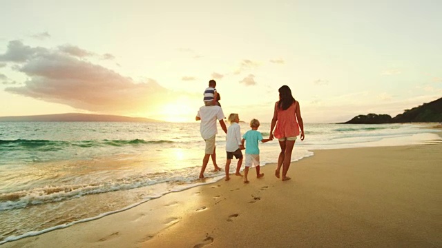 《日落海滩上的幸福家庭视频素材