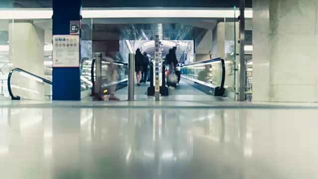 在车站里快速乘坐自动扶梯的人视频素材