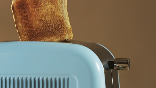 两条面包从电烤面包机里跳出来视频下载