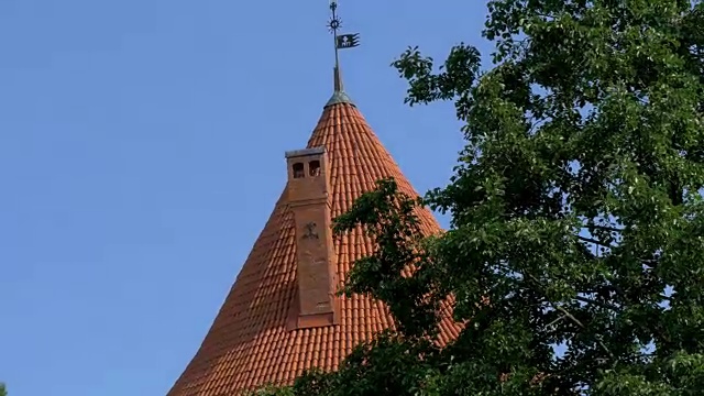 城堡的金字塔屋顶，顶部有一个风向标GH4 4K超高清视频下载