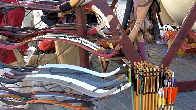 许多弓和箭被展示在街道GH4 4K超高清视频素材