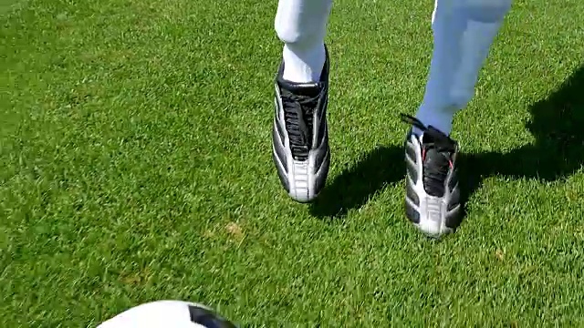 足球运动员在足球场上领先，慢镜头视频素材