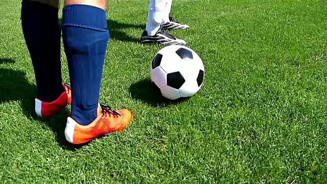 足球运动员用慢动作欺骗防守队员视频素材