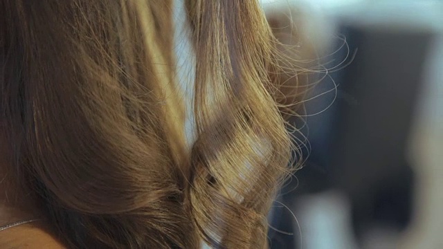 专业美发师在美发厅为美女做发型视频下载