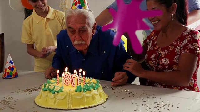 为退休之家的快乐老人举办的生日派对视频素材