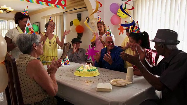 在敬老院举行家庭聚会庆祝生日视频素材