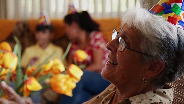 在老年医院，人们喜欢和朋友一起参加生日聚会视频素材