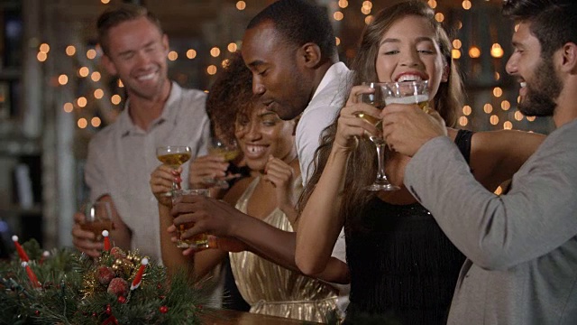 朋友们在酒吧里一起庆祝圣诞派对视频素材